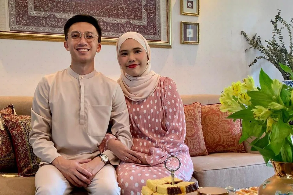 SAMBUT BAIK SOKONGAN: Encik Muhammad Abu Bakar dan Cik Nikmatul Husna Mas 'Ali yang bakal menimang bayi pertama lewat April menyambut baik langkah yang diumumkan semasa Belanjawan 2023. - Foto ihsan MUHAMMAD ABU BAKAR