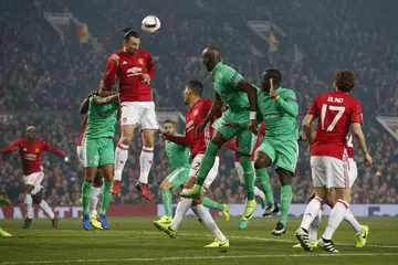 Zlatan Ibrahimovic (menanduk bola) menjaringkan tiga gol bagi Manchester United mengalahkan Saint-Etienne 3-0 dalam perlawanan pertama mereka dalam pusingan 32 pasukan Liga Europa, di Old Trafford pada Khamis (16 Feb). 