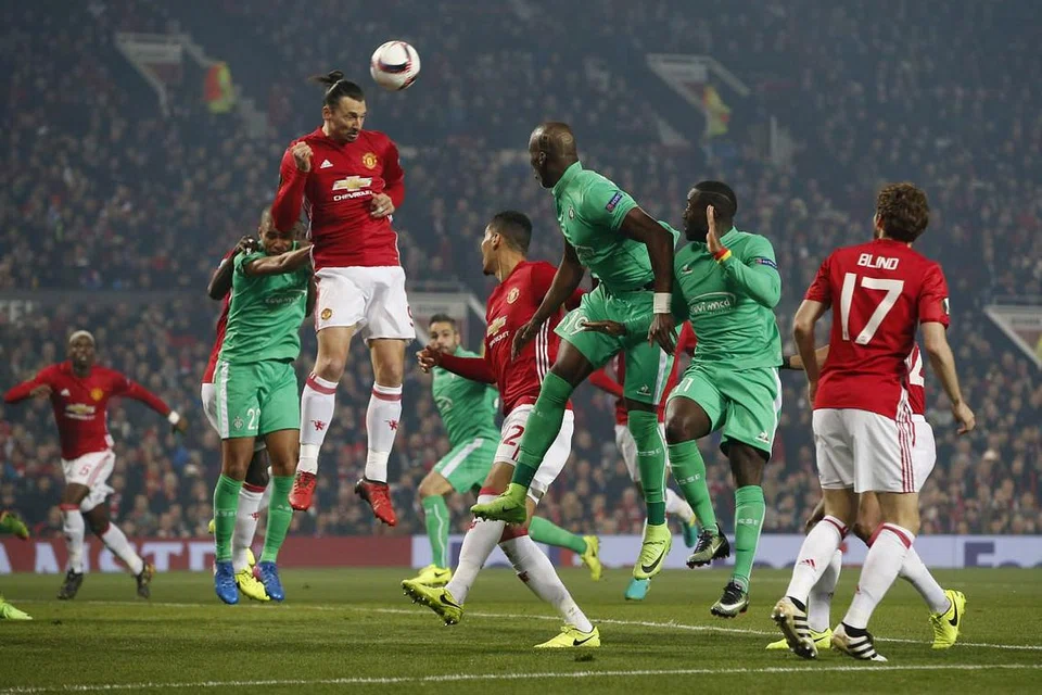 Zlatan Ibrahimovic (menanduk bola) menjaringkan tiga gol bagi Manchester United mengalahkan Saint-Etienne 3-0 dalam perlawanan pertama mereka dalam pusingan 32 pasukan Liga Europa, di Old Trafford pada Khamis (16 Feb). 