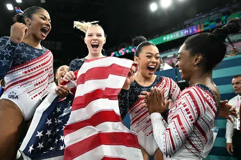 Simone Biles (kanan) bersama rakan sepasukan bergembira selepas memenangi emas dalam aksi gimnastik berpasukan artistik wanita.