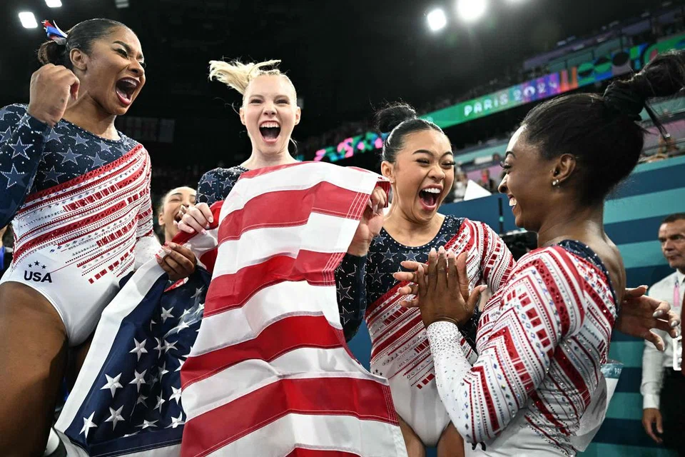 Simone Biles (kanan) bersama rakan sepasukan bergembira selepas memenangi emas dalam aksi gimnastik berpasukan artistik wanita.