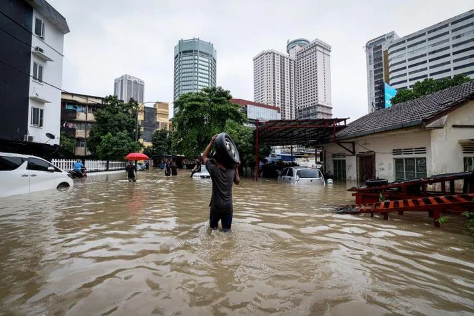 Banjir kilat di Kuala Lumpur menenggelamkan rumah dan kediaman penduduk.