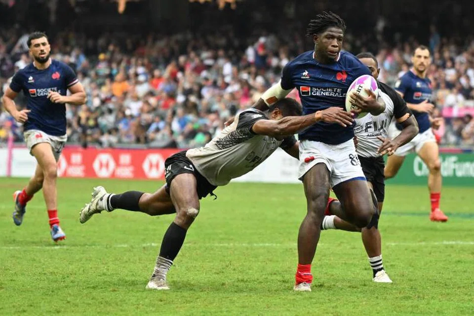 Terdapat tujuh posisi dalam pasukan ragbi tujuh sepasukan. Dibahagikan kepada tiga posisi ‘forward’ dan empat ‘back’, pemain selalunya dikehendaki mengisi pelbagai posisi dalam format ragbi ini.