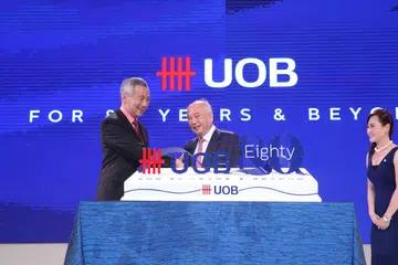 Perdana Menteri, Encik Lee Hsien Loong (kiri) bergambar bersama mendiang Dr Wee Cho Yaw (kanan). Dr Wee, yang meninggal dunia pada usia 95 tahun pada 3 Februari, ialah mantan pengerusi emeritus dan penasihat kehormat bank UOB.