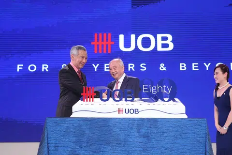Perdana Menteri, Encik Lee Hsien Loong (kiri) bergambar bersama mendiang Dr Wee Cho Yaw (kanan). Dr Wee, yang meninggal dunia pada usia 95 tahun pada 3 Februari, ialah mantan pengerusi emeritus dan penasihat kehormat bank UOB.