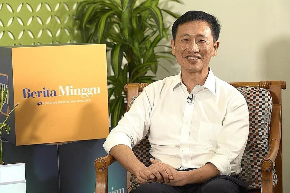 ENCIK ONG: Kunci untuk membuka industri penerbangan secara selamat ialah dengan memastikan warga kekal selamat sambil menguruskan risikonya. - Foto fail