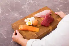 Pengambilan diet seimbang yang kaya dengan buah-buahan, sayuran, bijirin penuh, dan protein tanpa lemak adalah penting. Lemak tidak tepu seperti minyak zaitun, kacang badam dan ikan salmon pula dapat membantu menjaga kesihatan jantung dan menstabilkan mood.