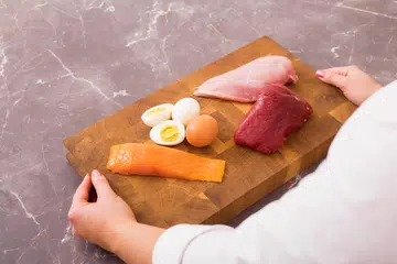 Pengambilan diet seimbang yang kaya dengan buah-buahan, sayuran, bijirin penuh, dan protein tanpa lemak adalah penting. Lemak tidak tepu seperti minyak zaitun, kacang badam dan ikan salmon pula dapat membantu menjaga kesihatan jantung dan menstabilkan mood.