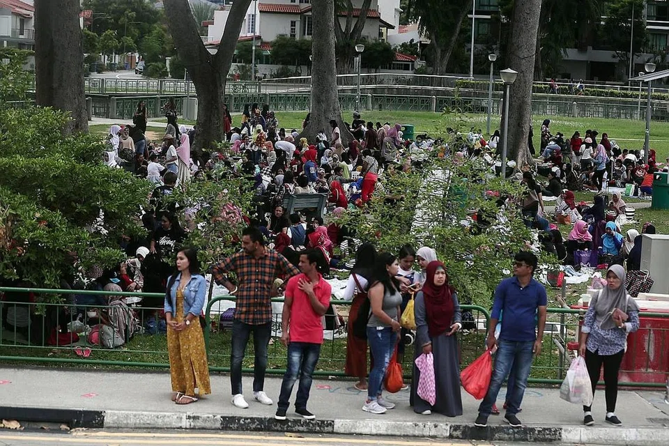 JALIN RANGKAIAN: Hari cuti wajib setiap bulan itu bertujuan memberikan pembantu rumah peluang berehat selain menjalin rangkaian sokongan di luar isi rumah. - Foto fail