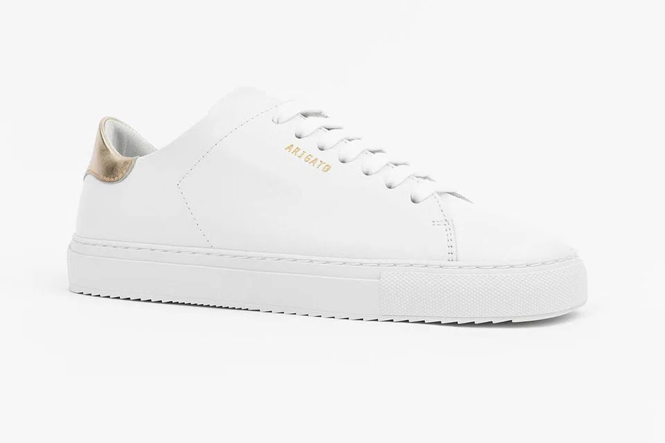 Dengan rekaan minimalis yang elegan, gaya Clean 90 daripada Axel Arigato menonjol dengan tumit dan tapak getah yang menjadikan penampilan sederhana tetapi ada kelas.