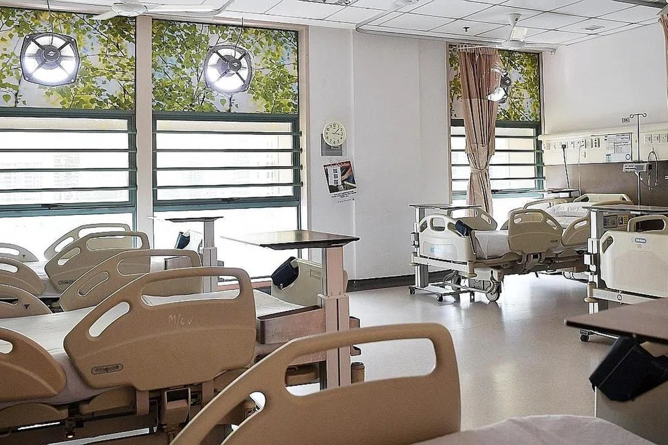 TERUS BERSEMANGAT: Meskipun berhadapan dengan sentimen negatif, kakitangan TTSH tetap bersemangat untuk berkhidmat untuk masyarakat dalam tempoh mencabar ini. - Foto BH oleh KUA CHEE SIONG