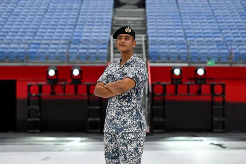 Kadet Spesialis (SCT) Md Khairul Ameer merupakan salah seorang daripada peserta segmen Perbarisan dan Upacara (P&C) bagi Perbarisan Hari Kebangsaan (NDP) 2024 yang berbaris dalam kontinjen Angkatan Laut Republik Singapura (RSN).