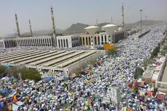WUKUF DI ARAFAH: Jemaah berkumpul di Padang Arafah berdekatan Masjid Namirah untuk berwukuf sebagai rukun haji. - Foto fail SUHAIMI MOHSEN 