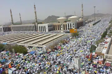 WUKUF DI ARAFAH: Jemaah berkumpul di Padang Arafah berdekatan Masjid Namirah untuk berwukuf sebagai rukun haji. - Foto fail SUHAIMI MOHSEN 