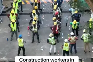 SENAMAN JADI TULAR: Video yang dimuat naik di TikTok telah meraih lebih 145,000 tontonan dengan komen netizen yang rata-rata memuji disiplin pekerja-pekerja tersebut.