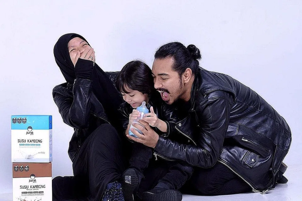 BAHAGIA BERSAMA: Penyanyi, Fynn Jamal, sangat menyayangi anak angkatnya, Bakti Arjuna Fitri, dan suaminya, Hazrilfitri Hadzir. - Foto PESTA PENULIS SINGAPURA