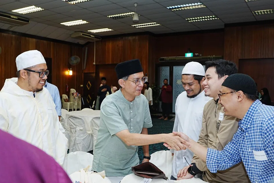 Menteri Negara (Ehwal Dalam Negeri merangkap Pembangunan Negara), Profesor Madya Dr Muhammad Faishal Ibrahim (empat dari kanan) bersama para asatizah di majlis penghargaan buat asatizah di Pusat Khidmat Penjagaan Berterusan bagi Pesalah dan Keluarga (Fitrah) di Masjid Ar-Raudhah pada 31 Januari.