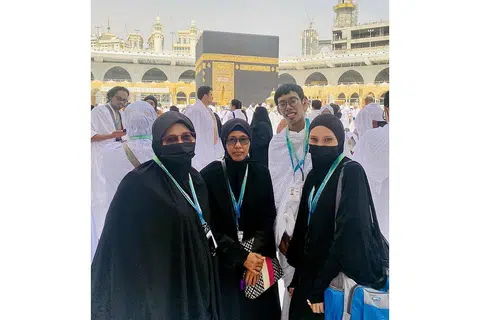 IMPIAN TERCAPAI: Selepas dua tahun menunggu, Cik Shafiqah Reduan (kanan) dan (dari kiri) ibu saudara, Cik Mariah Osman; ibu, Cik Salamah Rosman; dan adik, Encik Ahmad Reduan, akhirnya dapat menjejakkan kaki ke Tanah Suci untuk menunaikan umrah pada lewat bulan lalu. - Foto ihsan CIK SHAFIQAH REDUAN