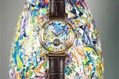 KREATIF: Encik Tan Chong Bin menggunakan jam Arbutus untuk menghasilkan rekaan unik ini. - Foto CRYSTAL TIME