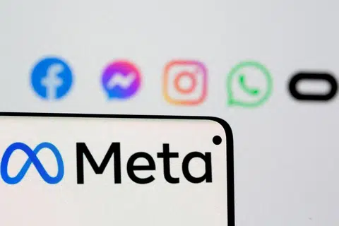 MUDAH SEBAR MAKLUMAT SALAH: Keletihan akibat diselubungi media sosial dengan maklumat berlebihan menjejas pertimbangan kognitif pengguna media sosial. 