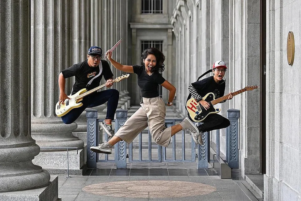 KEMBALI DENGAN KEMATANGAN: The Experryment yang terdiri daripada (dari kiri) pemain bes, Muhammad Ekramah Jasman, pemain dram, Rohaishah Hamid dan gitaris serta vokalis Amirah Perry Imran, lalui pasang surut kehidupan yang akan menjadi bahan album yang sedang mereka usahakan. - Foto BH oleh LIM YAOHUI
