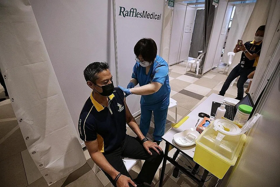 LINDUNGI ORANG KELILING: Juruterbang SIA, Encik Anwar, antara pekerja barisan depan sektor penerbangan yang mendapatkan dos pertama vaksin Covid-19 semalam. - Foto BH oleh KEVIN LIM 