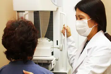 Seorang wanita sedang menjalani imbasan ujian mamogram.