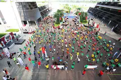 ZUMBA RAKSASA!: Para peserta dalam sesi senaman Zumba semasa sambutan Hari Permainan Masyarakat (CPD) Hab Sukan yang julung-julung kalinya diadakan pada Jun tahun lalu di OCBC Square. - Foto HAB SUKAN SINGAPURA 