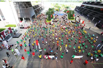 ZUMBA RAKSASA!: Para peserta dalam sesi senaman Zumba semasa sambutan Hari Permainan Masyarakat (CPD) Hab Sukan yang julung-julung kalinya diadakan pada Jun tahun lalu di OCBC Square. - Foto HAB SUKAN SINGAPURA 