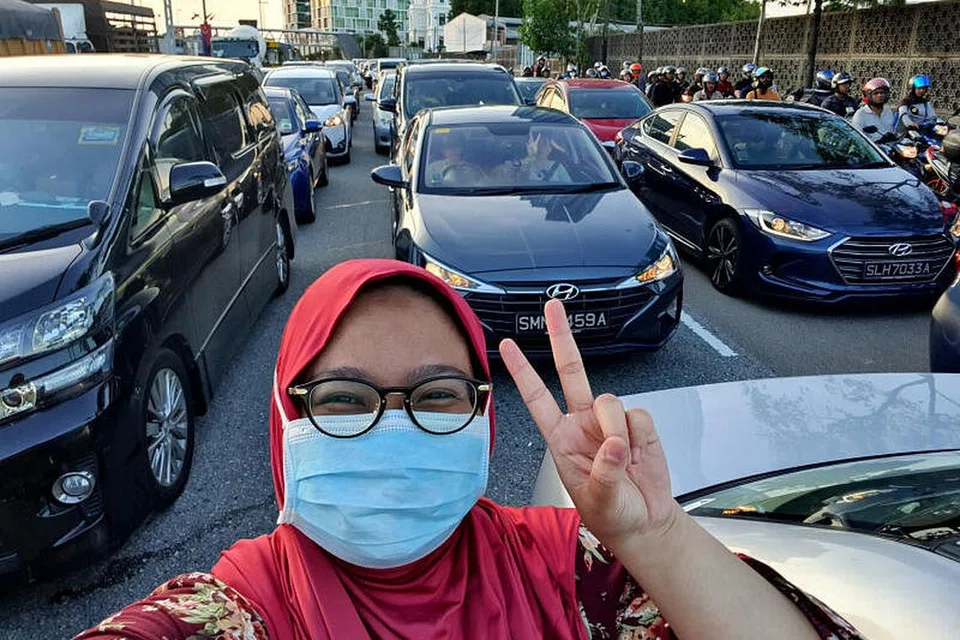 SEMPAT SWAFOTO: Penulis keluar dari kereta lalu memetik swafoto. Ada pemandu dan penumpang nekad melintasi kawasan ini, iaitu Jalan Lingkaran Dalam yang seluas lapan lorong, semata-mata mahu pergi ke stesen minyak Shell berdekatan untuk melepaskan hajat atau membeli bekalan air dan makanan.