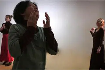 MENCARI: Sekumpulan manusia mencari jiwa yang terapung dalam sebuah pementasan teater (gambar hiasan).