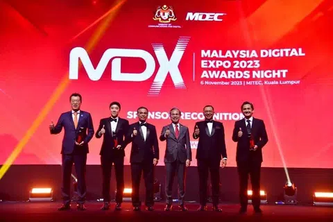 BANYAK POTENSI: Menteri Komunikasi dan Digital, Encik Fahmi Fadzil meraikan organisasi cemerlang dalam perjalanan transformasi digital Malaysia di sektor halal dan mesra Muslim.