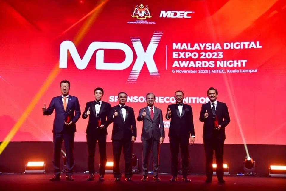 BANYAK POTENSI: Menteri Komunikasi dan Digital, Encik Fahmi Fadzil meraikan organisasi cemerlang dalam perjalanan transformasi digital Malaysia di sektor halal dan mesra Muslim.