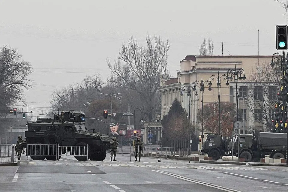 PERINTAH DARURAT: Tentera mengadakan kawalan selepas berlaku rusuhan dan tunjuk perasaan yang bertukar ganas menyusuli tindakan pemerintah Kazakhstan menaikkan harga minyak, bahan bakar. - Foto REUTERS