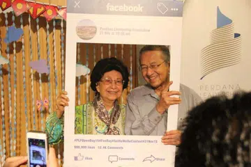 Tun Dr Siti Hasmah Mohamad Ali (kiri), bersama mantan Perdana Menteri Malaysia, Tun Dr Mahathir Mohamad.