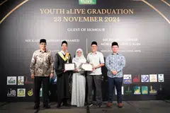 Valekdiktorian Youth aLIVE, Muhammad Danish Hanafi (dua dari kiri) bergambar bersama Ketua Pegawai Eksekutif Muis, Encik Kadir Maideen Mohamed (kiri), dan Pengarah Eksekutif Hab Pembelajaran Islam dan Pejabat Pengurusan (Ilham), Ustaz Mohamad Khidir Abdul Rahman (kanan). Turut bergambar bersama Muhammad Danish adalah kedua-dua ibu bapanya, Cik Zubaidah Mohamed dan Encik Hanafi Sarian.