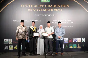 Valekdiktorian Youth aLIVE, Muhammad Danish Hanafi (dua dari kiri) bergambar bersama Ketua Pegawai Eksekutif Muis, Encik Kadir Maideen Mohamed (kiri), dan Pengarah Eksekutif Hab Pembelajaran Islam dan Pejabat Pengurusan (Ilham), Ustaz Mohamad Khidir Abdul Rahman (kanan). Turut bergambar bersama Muhammad Danish adalah kedua-dua ibu bapanya, Cik Zubaidah Mohamed dan Encik Hanafi Sarian.