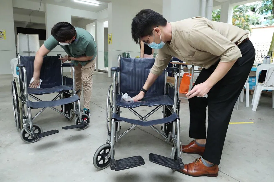 KEMUDAHAN DISIAPKAN: Kerusi roda termasuk tempat duduk disiapkan bagi golongan kurang berupaya, warga emas, ibu hamil dan mereka yang menghadapi masalah fizikal. 