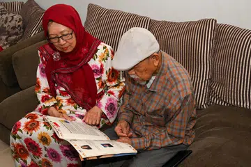 GALAS TANGGUNGJAWAB: Profesor Madya Dr Kamsiah Abdullah bersama suaminya, Encik Darlan Zaini, bekas pensyarah di Universiti Malaya dan Universiti Teknologi Malaysia. Dr Kamsiah menjaga anak-anaknya seorang diri semasa suaminya bekerja di Malaysia.