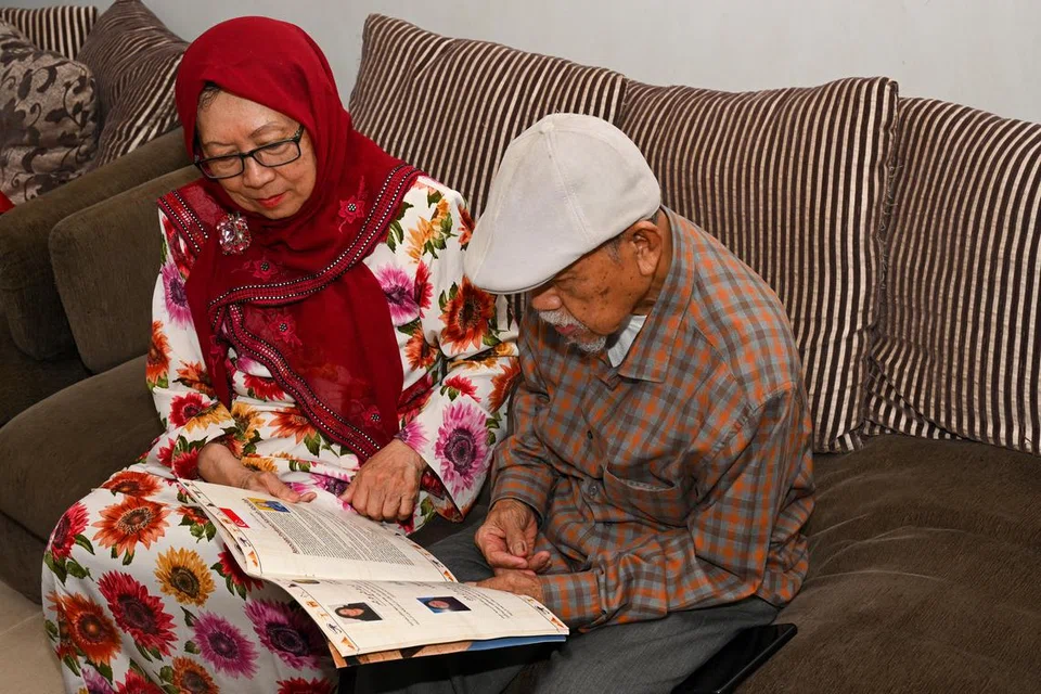 GALAS TANGGUNGJAWAB: Profesor Madya Dr Kamsiah Abdullah bersama suaminya, Encik Darlan Zaini, bekas pensyarah di Universiti Malaya dan Universiti Teknologi Malaysia. Dr Kamsiah menjaga anak-anaknya seorang diri semasa suaminya bekerja di Malaysia.