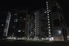 KENAPA TAK BERCAHAYA? Semangat Raya sudah pun terasa tetapi dua blok ini - di Bukit Batok West Avenue 6 (atas) dan Chua Chu Kang Avenue 4 - tidak banyak dihiasi lampu lap lip. - Foto BH oleh IQBAL FAIZAL