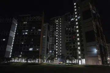 KENAPA TAK BERCAHAYA? Semangat Raya sudah pun terasa tetapi dua blok ini - di Bukit Batok West Avenue 6 (atas) dan Chua Chu Kang Avenue 4 - tidak banyak dihiasi lampu lap lip. - Foto BH oleh IQBAL FAIZAL