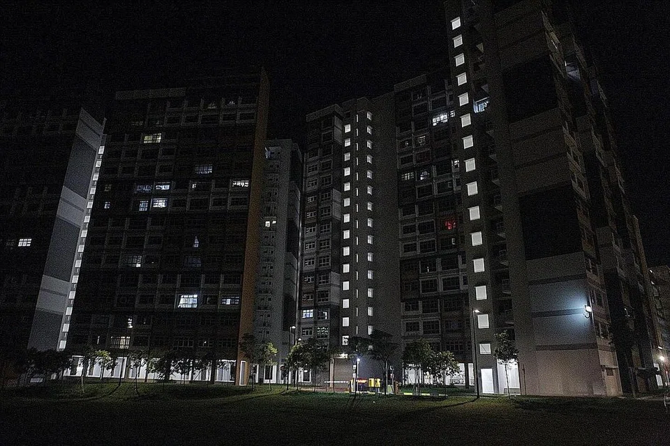 KENAPA TAK BERCAHAYA? Semangat Raya sudah pun terasa tetapi dua blok ini - di Bukit Batok West Avenue 6 (atas) dan Chua Chu Kang Avenue 4 - tidak banyak dihiasi lampu lap lip. - Foto BH oleh IQBAL FAIZAL