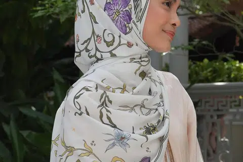‘Shawl’ bercetak berbunga-bunga seperti dalam gambar ini juga menjadi pilihan ramai wanita sejak kebelakangan ini.