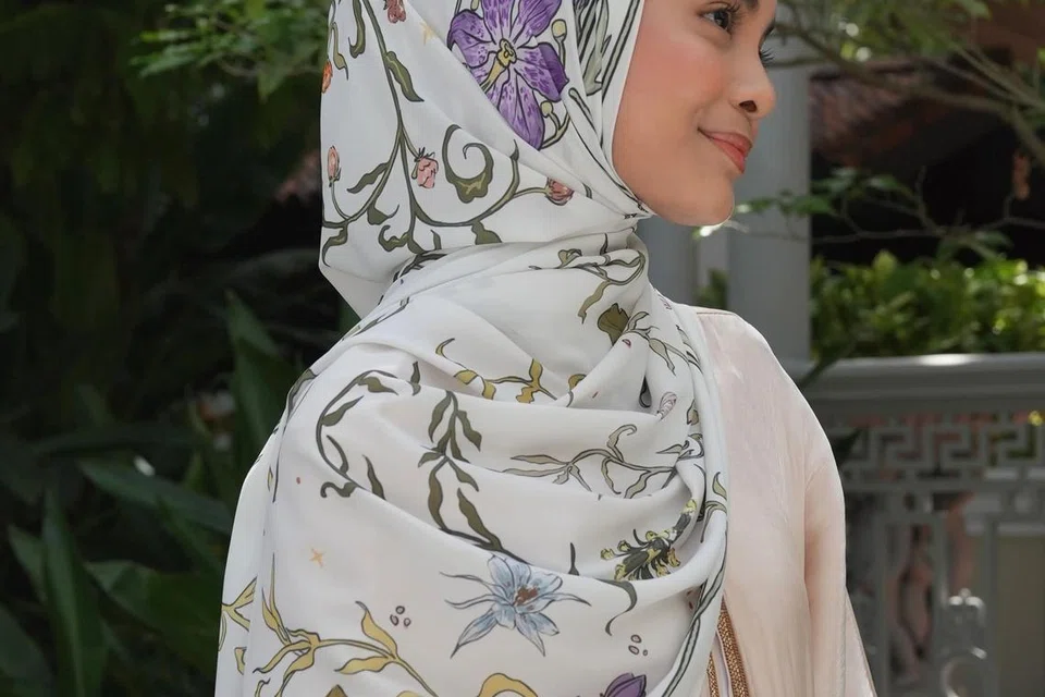 ‘Shawl’ bercetak berbunga-bunga seperti dalam gambar ini juga menjadi pilihan ramai wanita sejak kebelakangan ini.