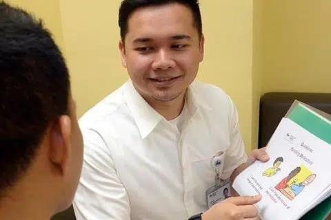 AJAK BERBUAL: Itulah penanan yang dilakukan Encik Aliff (kanan) dalam menjalankan tugasnya setiap hari bersama para pesakit mental sebagai sebahagian daripada terapi mereka. - Foto TAUFIK A. KADER