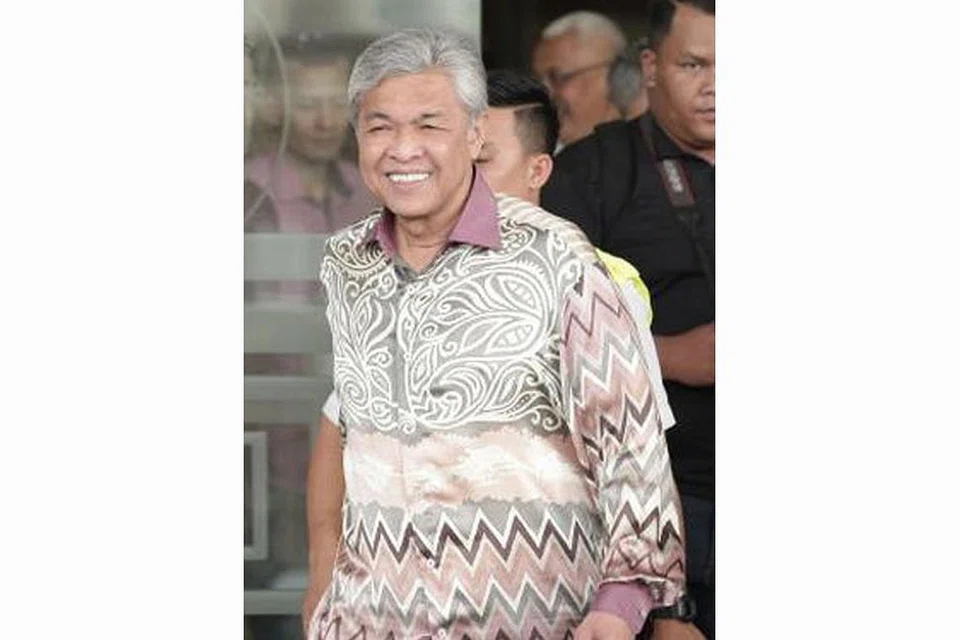TURUT DIHADAPKAN KE MAHKAMAH: Datuk Ahmad Zahid yang diamanahkan dengan RM10 juta milik Yayasan Akalbudi telah didakwa melakukan kesalahan pecah amanah melalui perbuatan memberi pinjaman kepada Armada Holdings Sdn Bhd secara tidak jujur. - Foto MSTAR ONLINE