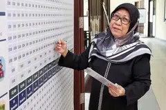 TERUS BERBAKTI: Cik Siti Sopiah Kasmani ingin terus kekal aktif dan menjadi sukarelawan masjid setempat. - Foto BH oleh KHALID BABA