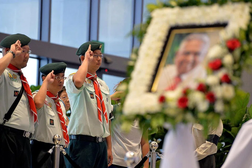 PENGHORMATAN TERAKHIR: Sekumpulan pengakap memberi penghormatan terakhir semasa Penghormatan Negara di Bangunan Parlimen. Mendiang Encik Nathan juga pernah menjadi Ketua Pengakap. - Foto M.O. SALLEH