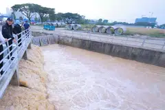 Pengerusi Jawatankuasa Perumahan dan Kerajaan Tempatan Johor, Datuk Mohd Jafni Md Shukor (kiri), ketika melawat rumah pam Sungai Chat di Johor Bahru.